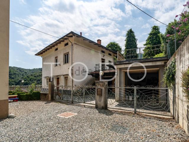 Villetta bifamiliare in vendita di 160 m² in Frazione Falcero, 127