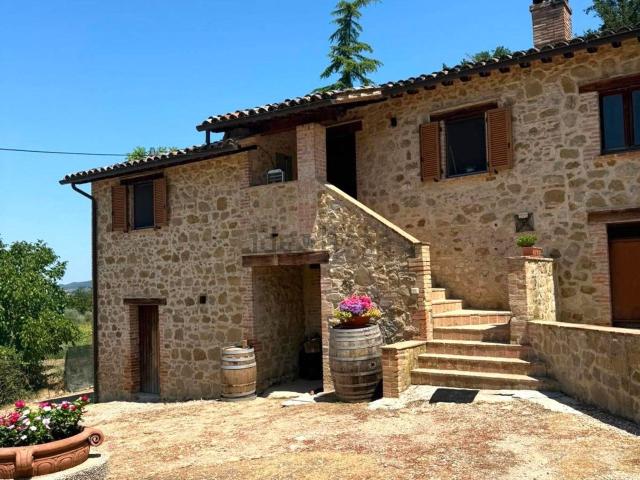 Villetta bifamiliare in vendita di 160 m² in Strada di Colle Fabbro, 1