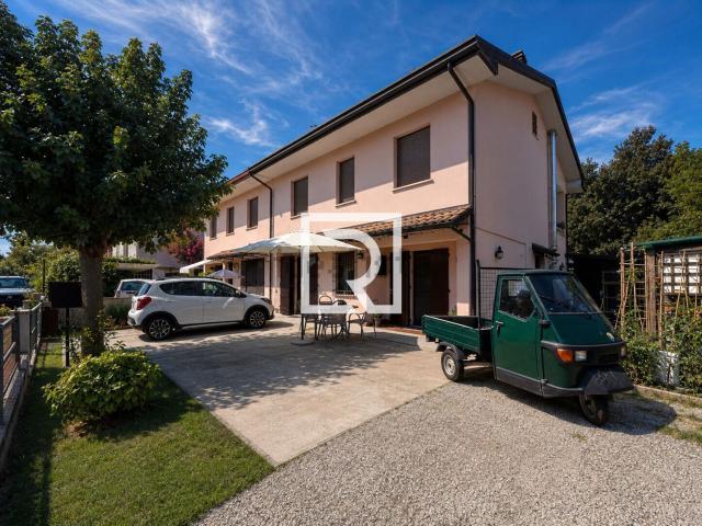 Villetta bifamiliare in vendita di 160 m² in Via 22 Ottobre 1944, 3
