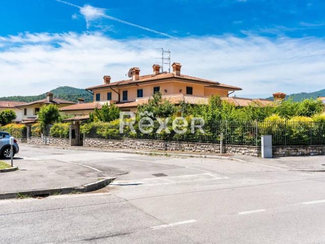 Villetta bifamiliare in vendita di 240 m² in Via U. Foscolo, 2