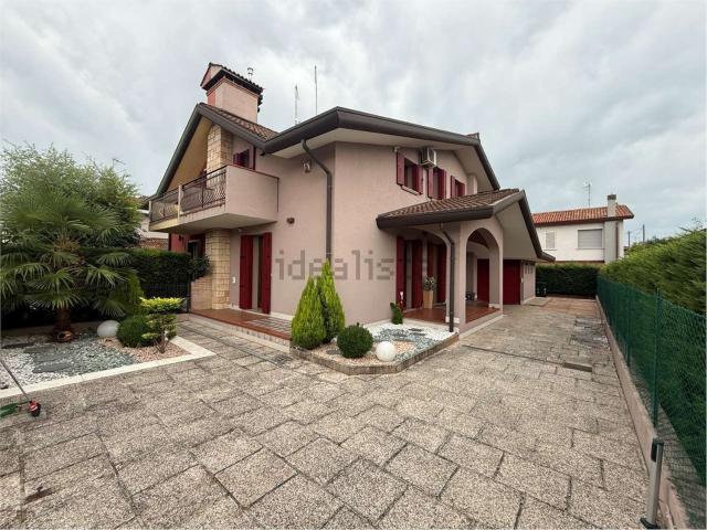 Villetta bifamiliare in vendita di 160 m² in Via Benvenuto Cellini