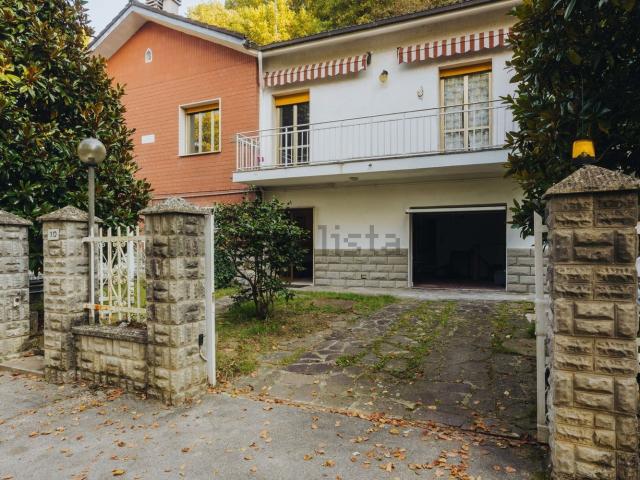 Villetta bifamiliare in vendita di 160 m² in Via Costituzione, 10
