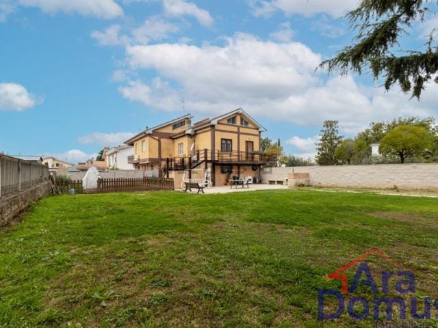 Villetta bifamiliare in vendita di 160 m² in Via Clorinda Menguzzato