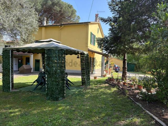 Villetta bifamiliare in vendita di 160 m² in Via del Frullino Galleno