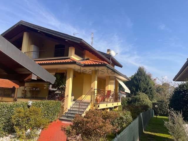 Villetta bifamiliare in vendita di 160 m² in Via dell&apos Olmo, 9