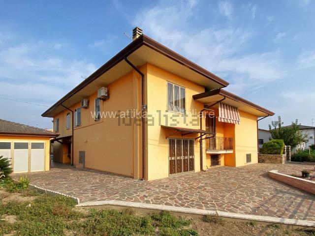 Villetta bifamiliare in vendita di 160 m² in Via dello Sport