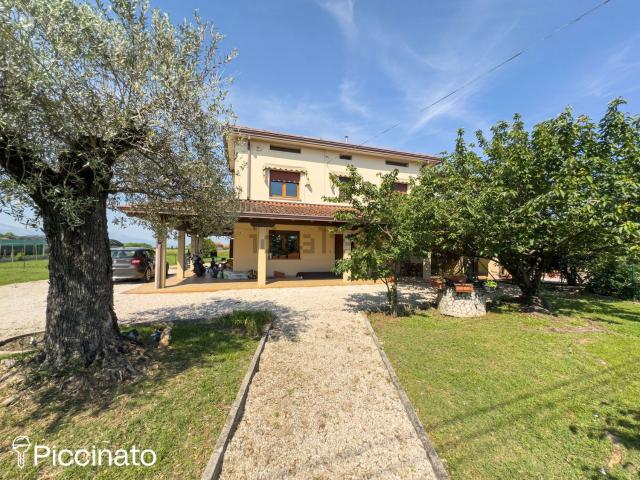 Villetta bifamiliare in vendita di 160 m² in Via Friuli, 7