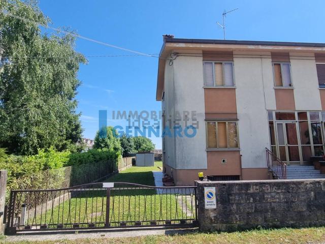 Villetta bifamiliare in vendita di 160 m² in Via Giovanni Pascoli