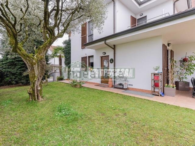 Villetta bifamiliare in vendita di 160 m² in Via Giovanni Pascoli, 9