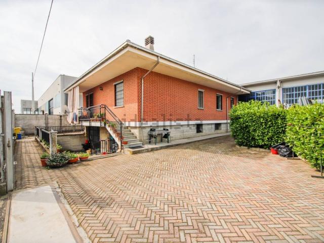 Villetta bifamiliare in vendita di 160 m² in Via Giacomo Leopardi, 22