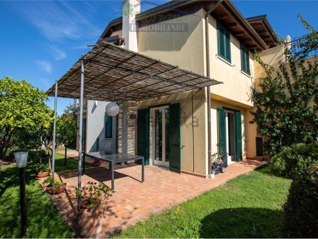 Villetta bifamiliare in vendita di 160 m² in Via Giacomo Puccini