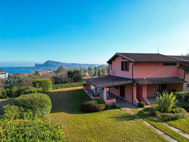 Villetta bifamiliare in vendita di 160 m² in Via Giuseppe Ungaretti, 16