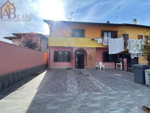 Villetta bifamiliare in vendita di 160 m² in Via Gravellona