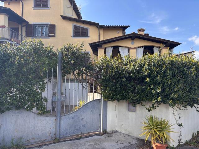 Villetta bifamiliare in vendita di 160 m² in Via Monte Marino