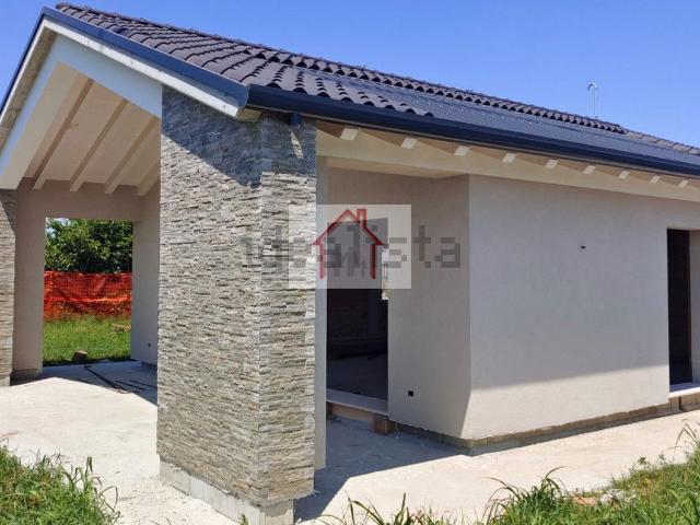 Villetta bifamiliare in vendita di 160 m² in Via Nogariole