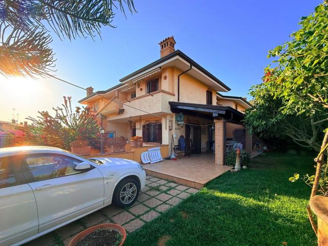 Villetta bifamiliare in vendita di 160 m² in Via Omero
