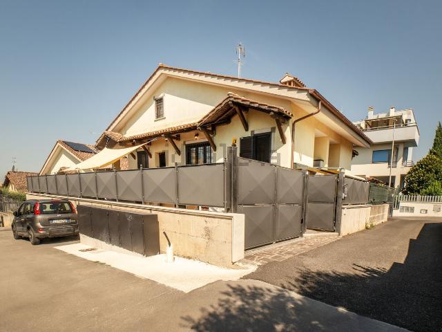 Villetta bifamiliare in vendita di 160 m² in Via Pineto