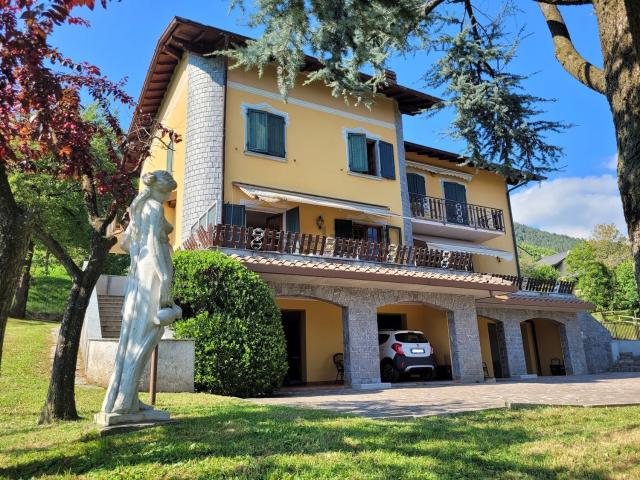 Villetta bifamiliare in vendita di 160 m² in Via Privata Cima Bàres