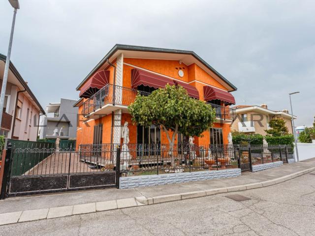 Villetta bifamiliare in vendita di 160 m² in Via Roma, 34
