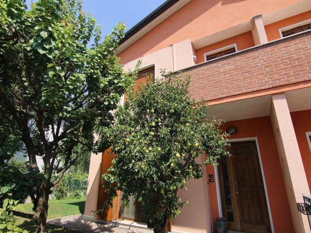 Villetta bifamiliare in vendita di 160 m² in Via Santa Monica, 5