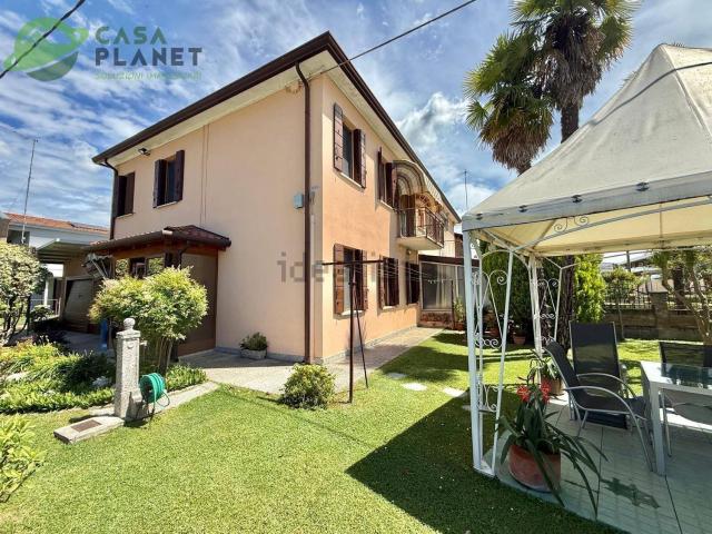Villetta bifamiliare in vendita di 160 m² in Via Sassi