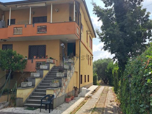 Villetta bifamiliare in vendita di 160 m² in Via Spaccasassi, 40