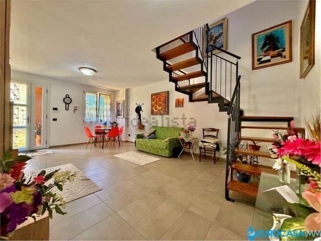 Villetta bifamiliare in vendita di 161 m² in Via XXV Aprile, 71