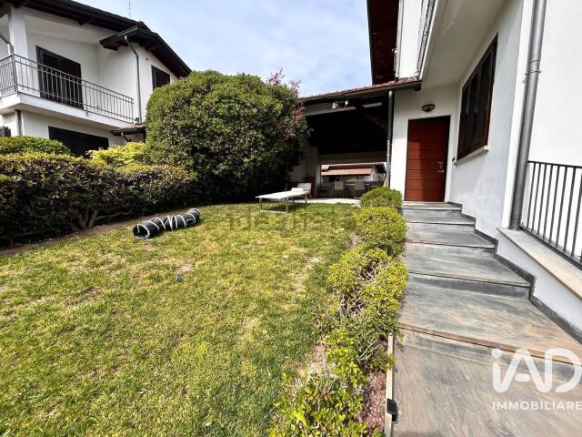 Villetta bifamiliare in vendita di 161 m² in Via dei Boschi, 31