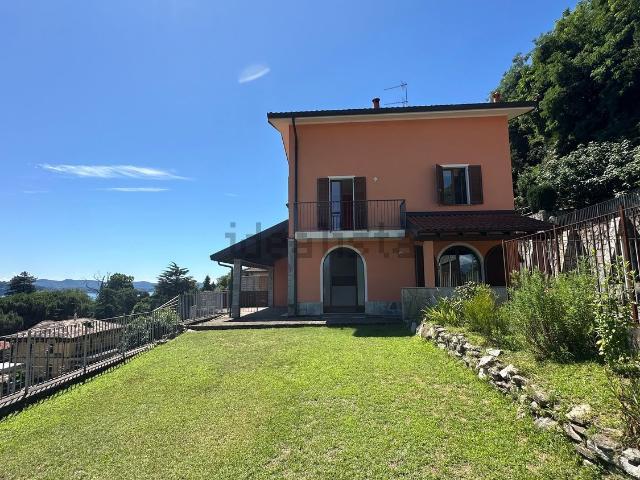 Villetta bifamiliare in vendita di 161 m² in Via per Magognino, 29