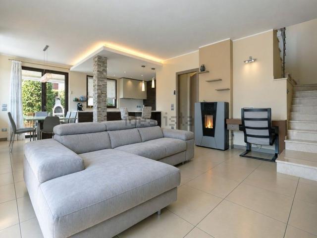 Villetta bifamiliare in vendita di 162 m² in Via Bassetti, 12