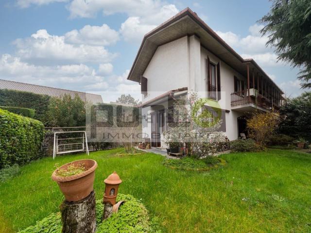 Villetta bifamiliare in vendita di 162 m² in Via Francesco Petrarca