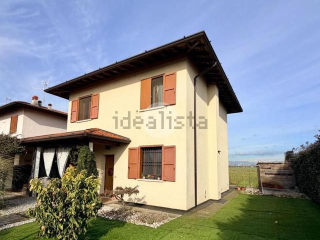 Villetta bifamiliare in vendita di 162 m² in Via Ⅳ Novembre, 2