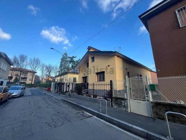 Villetta bifamiliare in vendita di 167 m² in Via C. Limonta, 14