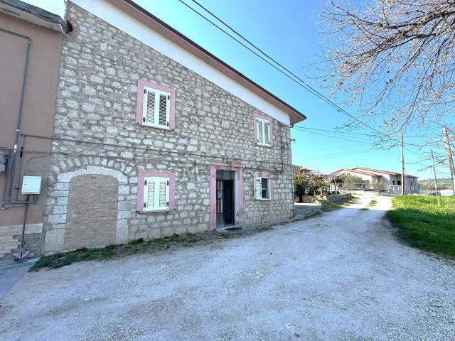 Villetta bifamiliare in vendita di 165 m² in Contrada Colle dell&apos Orso