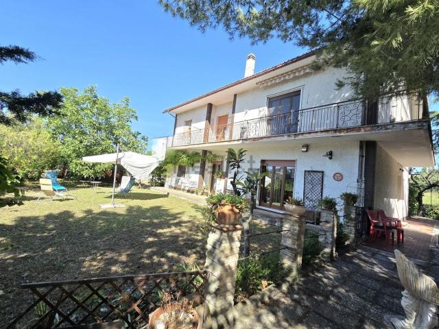Villetta bifamiliare in vendita di 165 m² in Strada dei Cipressi