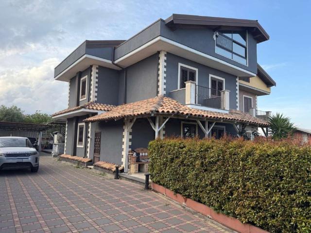 Villetta bifamiliare in vendita di 165 m² in Via Umbria