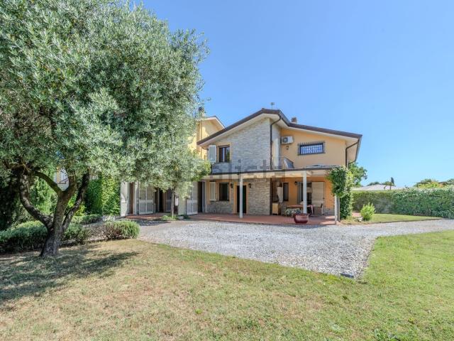 Villetta bifamiliare in vendita di 165 m² in Via Albert Einstein