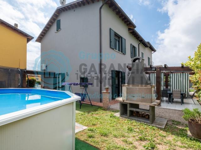 Villetta bifamiliare in vendita di 165 m² in Via Asiago, 48