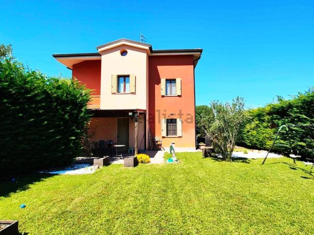 Villetta bifamiliare in vendita di 165 m² in Via Copparo, 337