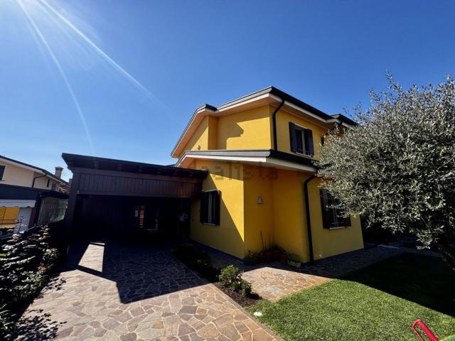 Villetta bifamiliare in vendita di 165 m² in Via Giovanni XXIII, 9