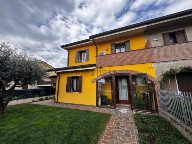 Villetta bifamiliare in vendita di 165 m² in Via Giovanni XXIII, 114