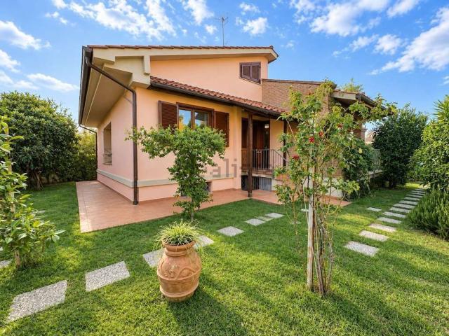 Villetta bifamiliare in vendita di 165 m² in Via Michelangelo Buonarroti, 8