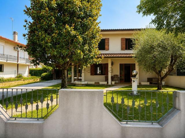 Villetta bifamiliare in vendita di 178 m² in Via Monte Pasubio