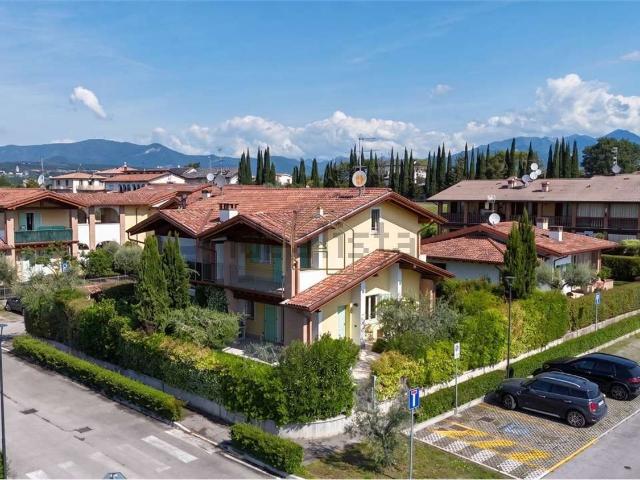 Villetta bifamiliare in vendita di 165 m² in Via Monterosa
