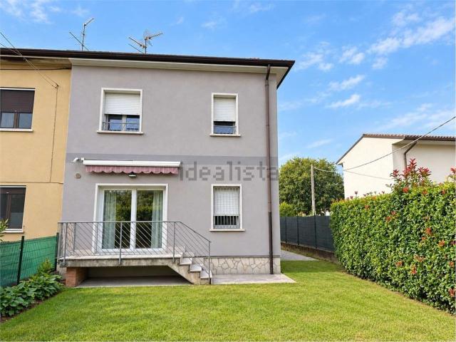 Villetta bifamiliare in vendita di 165 m² in Via Scuole, 90