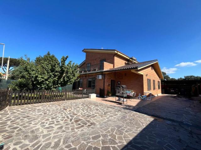Villetta bifamiliare in vendita di 165 m² in Viale A. Manzoni, 31