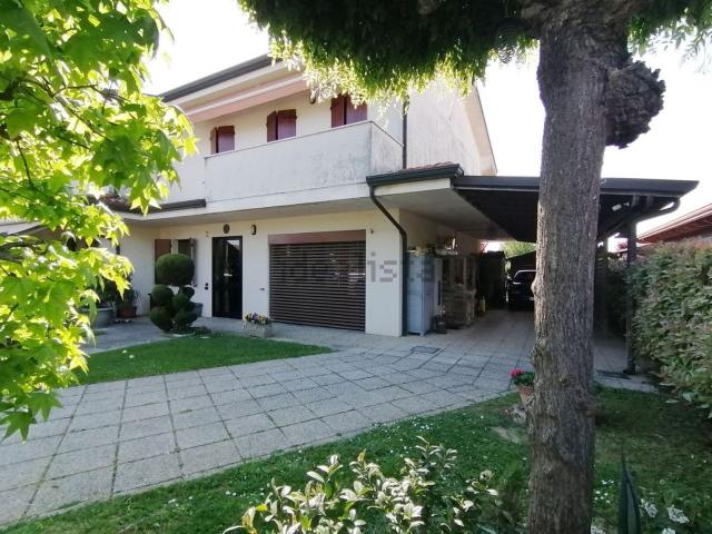 Villetta bifamiliare in vendita di 166 m² in Via Trento, 27
