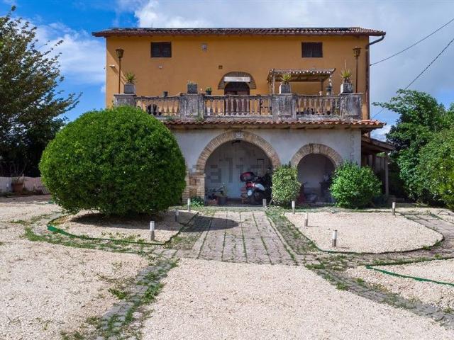 Villetta bifamiliare in vendita di 166 m² in Via dei 3 Casali