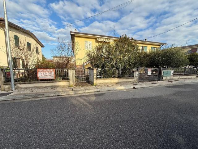 Villetta bifamiliare in vendita di 166 m² in Via Pace