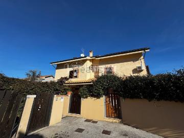 Villetta bifamiliare in vendita di 168 m² in Contrada Pretaro, 6